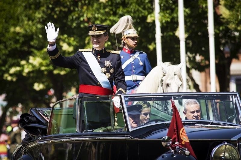 Los reyes tras la proclamación en 2014, con José María Corona Barriuso sentado a la derecha.