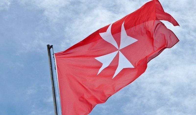 Bandera de la Orden de Malta.