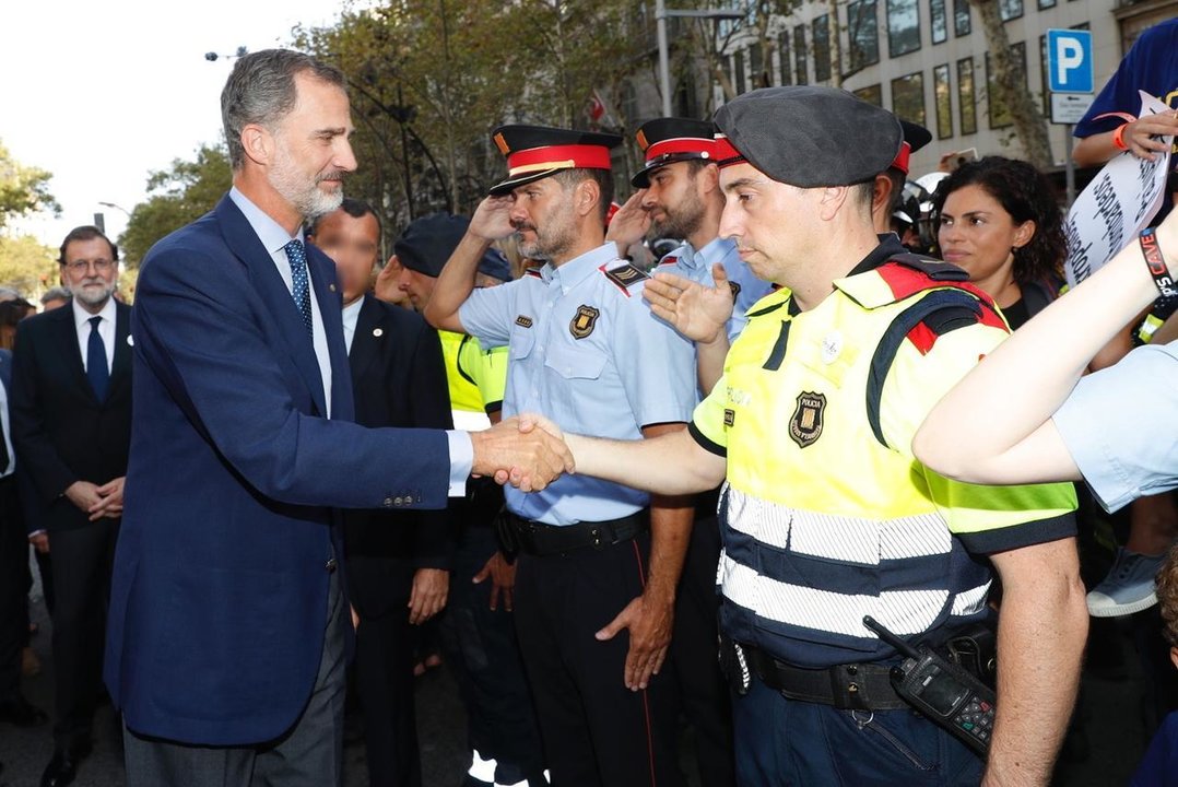 Felipe VI saluda a agentes de los Mossos d'Esquadra y la Guardia Urbana de Barcelona.