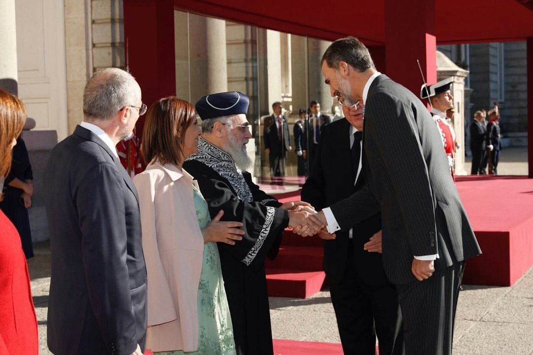 Felipe VI saluda al gran rabino sefardita de Israel.