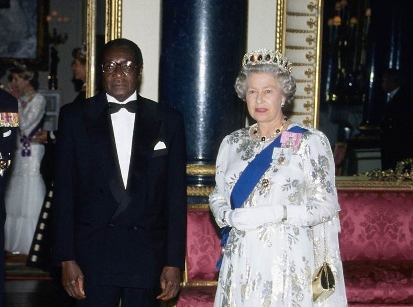 Robert Mugabe y la reina Isabel II, en una foto de archivo.