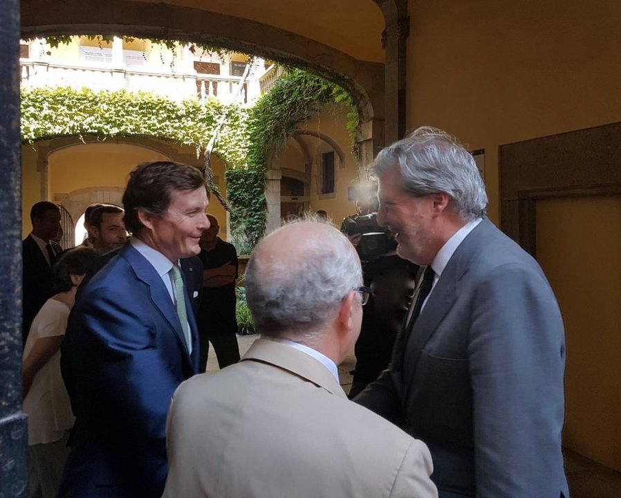 El Duque de Calabria, Gran Maestre, recibe el saludo del Ministro de Educación, Cultura y Deporte, Íñigo Méndez de Vigo
