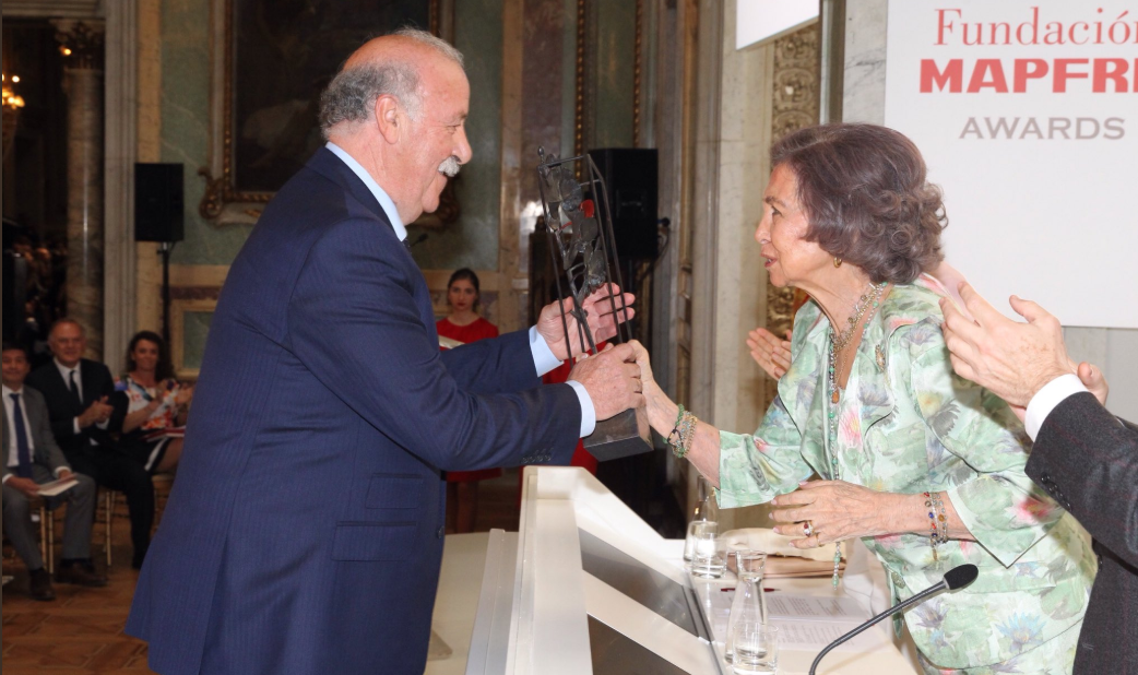 La reina Sofía entrega un premio de la Fundación Mapfre a Vicente del Bosque
