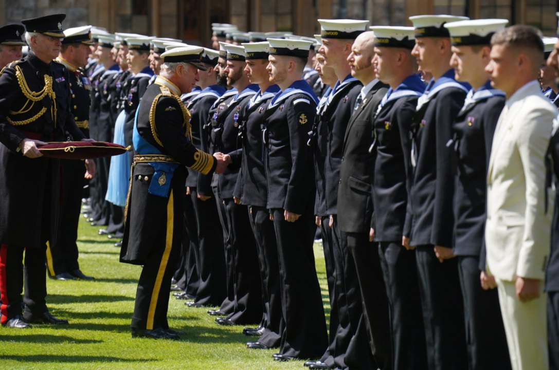 En un desfile y ceremonia especiales en el Castillo de Windsor, el Rey ha presentado hoy a la @RoyalNavy con honores de la Real Orden Victoriana, en reconocimiento al papel que desempeñaron en las Procesiones Fúnebres de la Reina Isabel II.