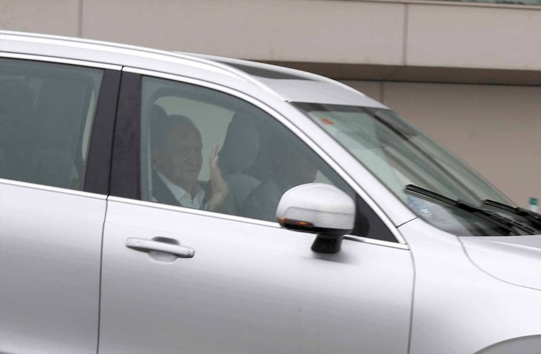 El rey emérito, Juan Carlos I, llega en un vehículo al aeropuerto de Vigo, a 1 de agosto de 2023, en Vigo, Pontevedra, Galicia (España).