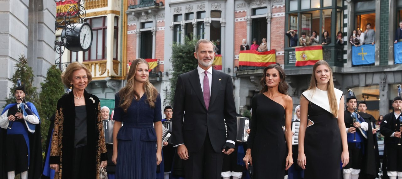 La reina Sofía, la princesa Leonor, el rey Felipe, la reina Letizia y la infanta Sofía, al llegar al Teatro Campoamor.