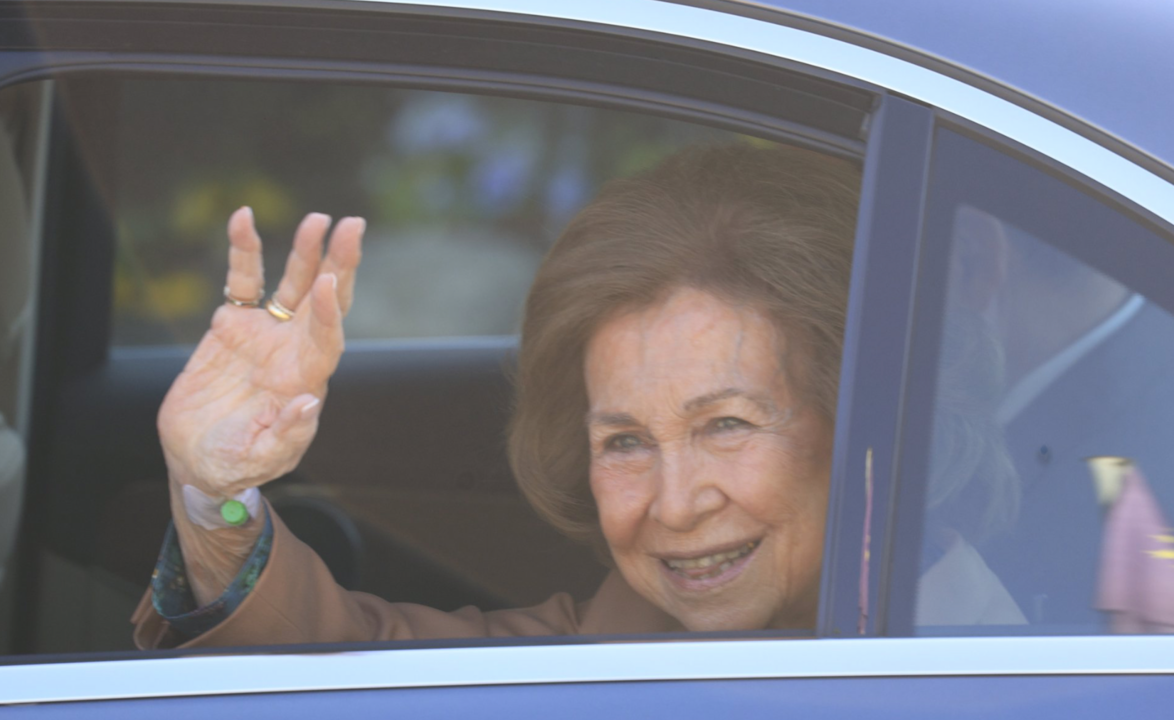 La reina Sofía con la vía puesta tras su alta hospitalaria