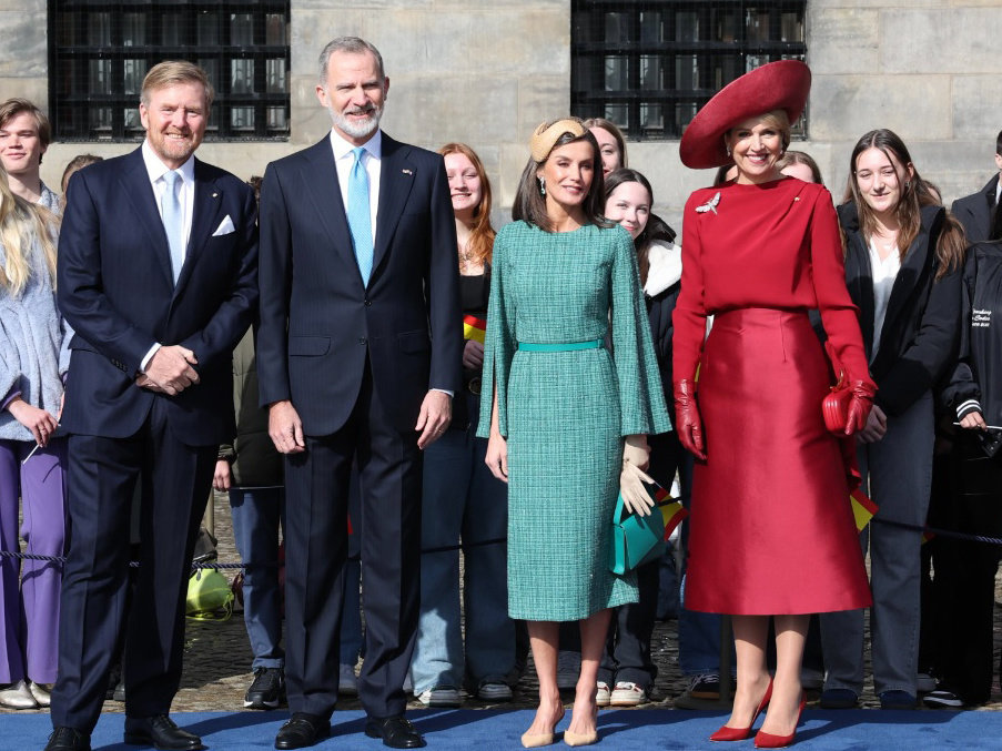 Los Reyes Felipe y Letizia han sido recibidos con honores en la Plaza Dam de Amsterdam por los Reyes Guillermo y Máxima de los Países Bajos - CASA REAL